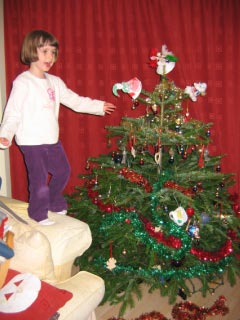 Elinor decorating tree